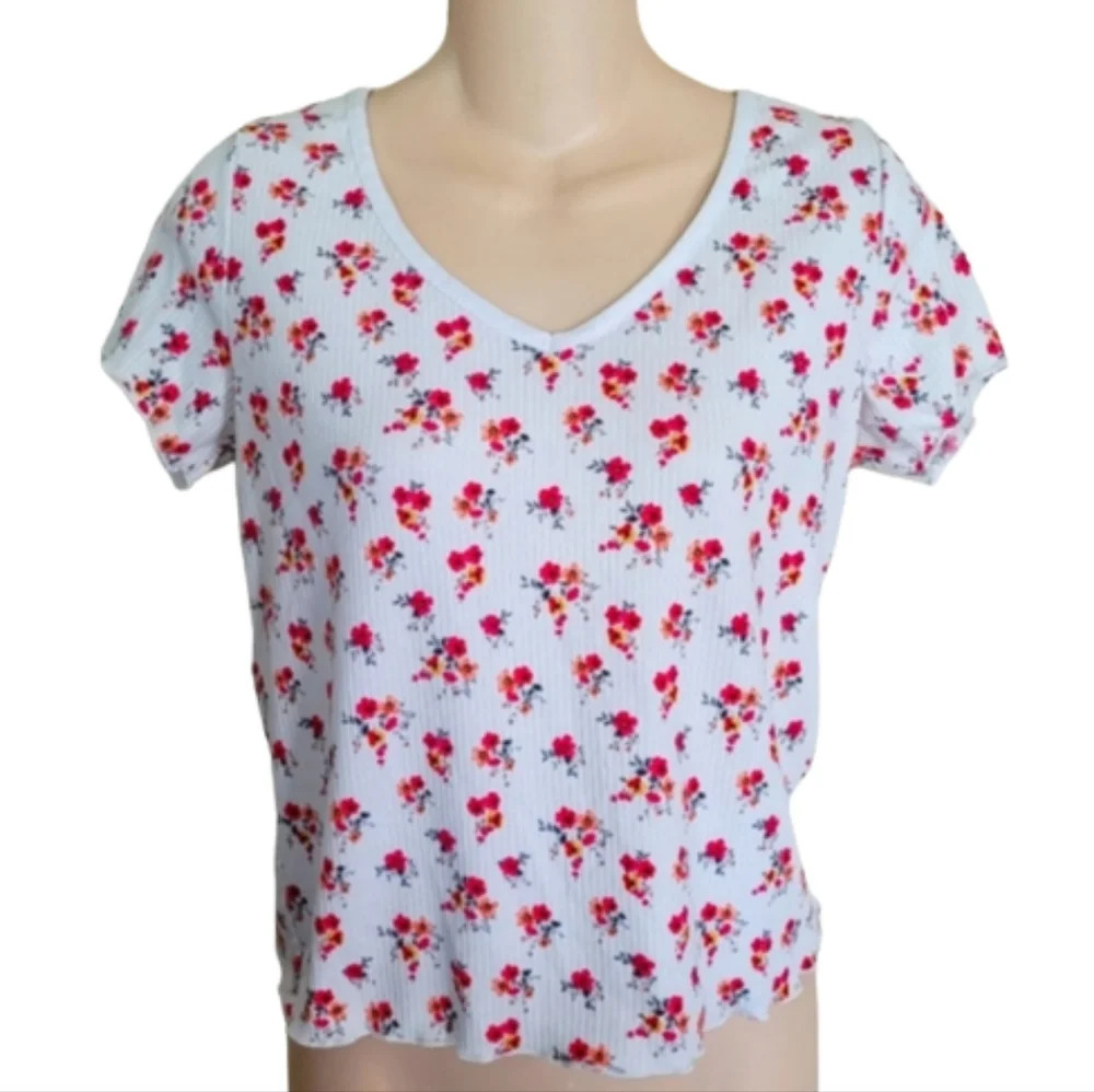Olivia Rae White Floral V-Neck Ribbed Knit Ruffled Hem Top Size Women's Medium